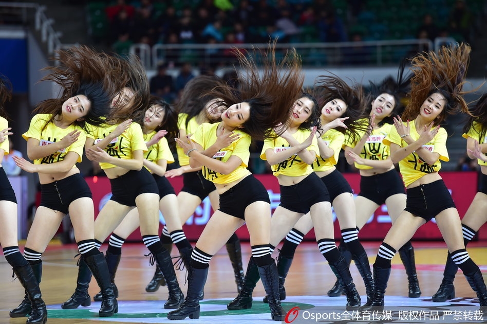 表演结束后，宝贝们向观众席挥手致意，脸上洋溢着灿烂的笑容。汗水顺着脸颊滑落，在灯光下闪闪发光，这一刻她们是赛场上最耀眼的明星。