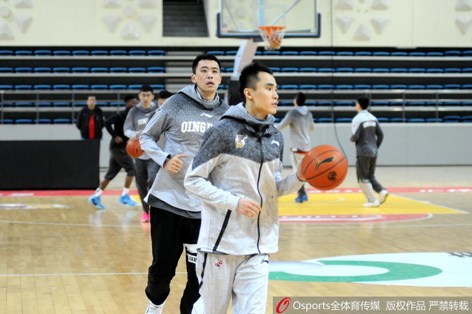 队员们在教练组指挥下进行折返跑冲刺，汗水浸透了球衣，但每个人都在咬牙坚持，训练馆里充满了拼搏的激情。