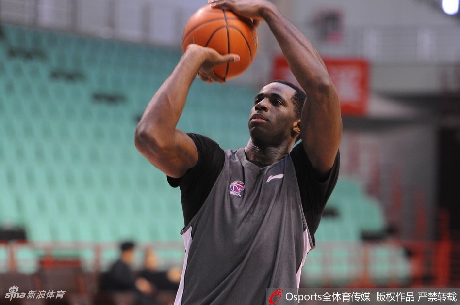 郭艾伦在训练中做出搞怪表情,张大了嘴巴,仿佛在呐喊,又像是在故意逗乐拍摄的镜头。