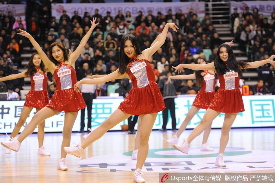 伴随着动感的旋律,辽宁篮球宝贝们统一身着亮黄色啦啦队服,在场地中央整齐划一地跃起,修长的美腿和充满力量感的舞步瞬间抓住了全场观众的目光。