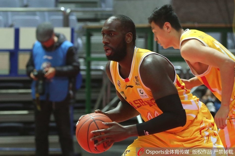 同曦外援希克森在八一队内线球员的严密防守下,依然强行起跳,将球放入篮筐,展现强大的个人能力。