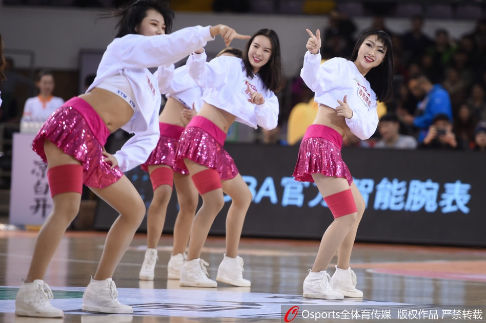 北京北控队的篮球宝贝们正在忘情热舞，她们整齐划一的舞步和极具张力的动作，将现场气氛推向了一个新的高潮。