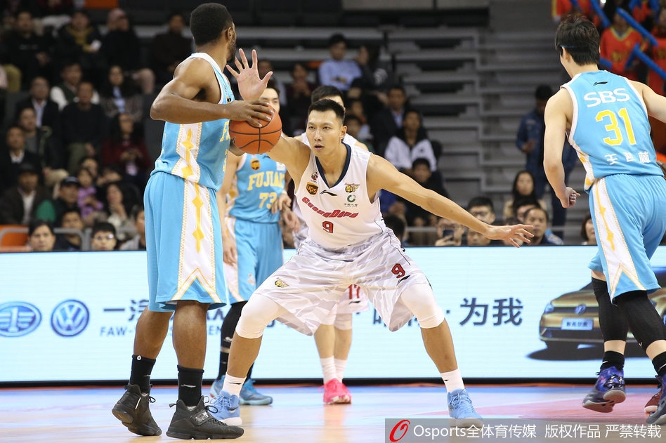 广东小外援杰克逊在快攻中如旋风般直插福建腹地,他巧妙地躲过封盖,用一记轻柔的挑篮终结进攻,这一刻他的眼神中写满了专注与自信。