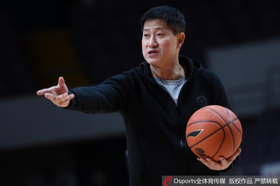 福特森训练中大秀球感,轻松写意的神态预示今夜大战信心十足