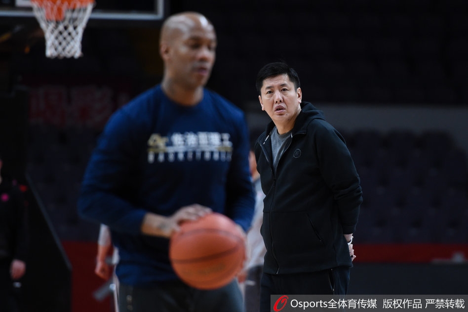 马布里在教练组旁边听战术布置，双手叉腰神情严肃，他的存在让北控队在关键时刻有了最可靠的定海神针