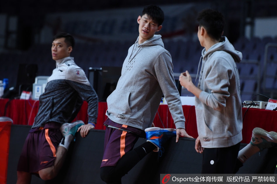 训练场上福特森化身活宝,用一连串滑稽动作点燃全场欢乐气氛