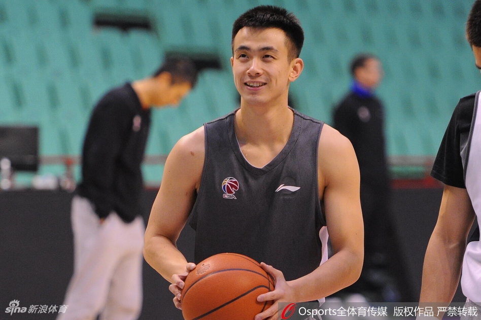 赛前热身时,郭艾伦表情专注中带着一丝俏皮,仿佛在用眼神和对手玩心理游戏。