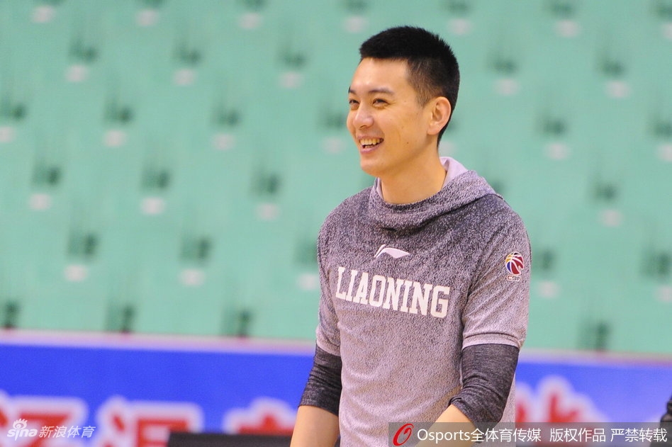 训练进入高强度对抗环节,郭艾伦表情严肃地持球突破,汗水浸湿了球衣,展现出赛前备战的认真态度。