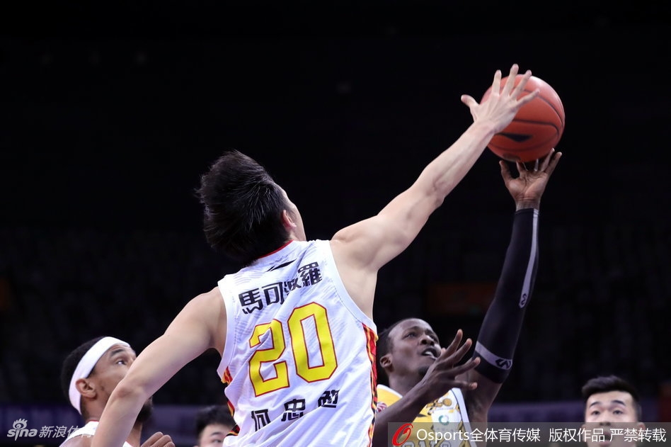 深圳男篮主场大运中心体育馆内灯火通明，烈豹队员们眼神坚毅，准备在主场球迷的助威声中迎接常规赛冠军的挑战