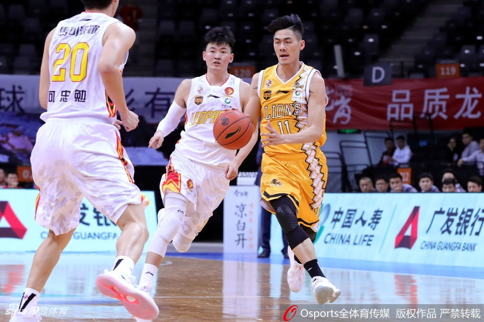 比赛结束后，深圳大运中心上空的大屏幕比分定格在119-122，深圳球员叉腰低头神情落寞，与远处庆祝的广厦队员形成鲜明对比