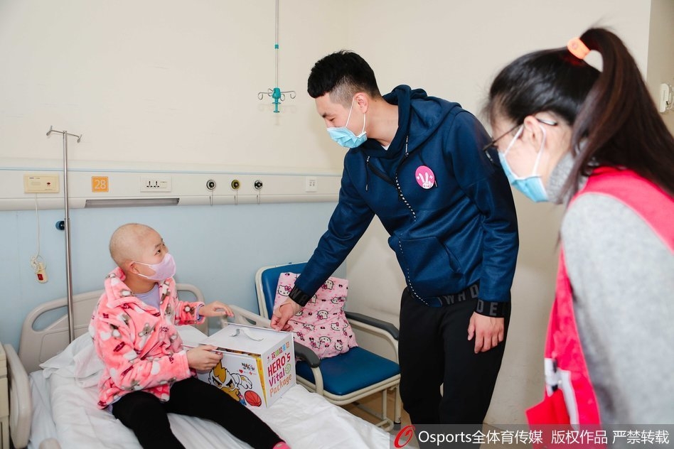 活动结束后,翟晓川和张松涛与几位手持自己涂鸦作品的小朋友合影留念,孩子们高高举起画作,虽然口罩遮住了大半张脸,但弯弯的笑眼透露出他们此刻无比快乐的心情