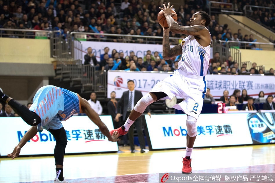 终场哨响，布鲁克斯与队友史鸿飞击掌相庆，脸上洋溢着胜利的喜悦，身后的比分牌定格在115比99，见证了这场属于江苏队的辉煌胜利。