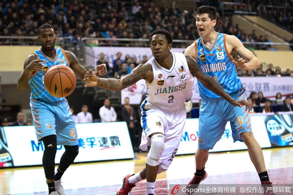 江苏肯帝亚主教练贝西诺维奇在暂停期间，手持战术板，神情专注地向球员们布置战术，队员们围成一圈认真聆听，体现了球队良好的团队氛围。