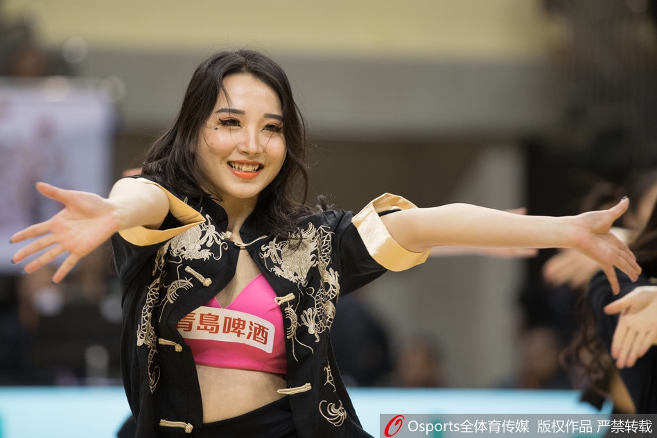 两名篮球宝贝面对面互动,长袖在空中交叉形成一个巨大的红色爱心,配合默契十足