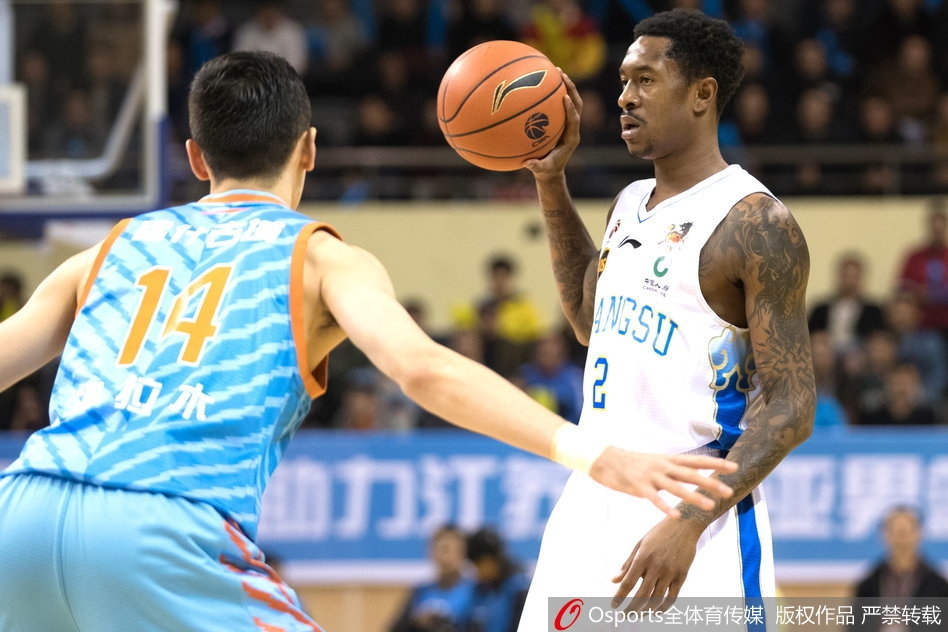 关键时刻，布鲁克斯外线持球，面对新疆队两人包夹防守，毫无惧色，高高跃起干拔跳投，篮球在空中划出一道美丽的弧线直坠网窝。