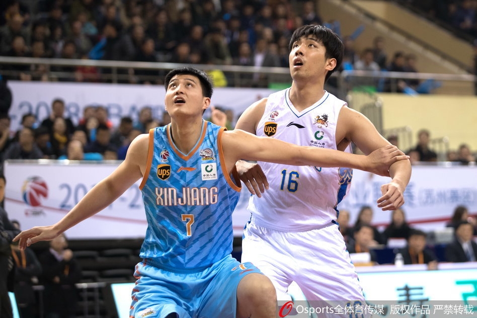 江苏队大外援拉杜利察在新疆队内线孙桐林的防守下，强硬地用身体卡住位置，高高跃起，单手将球砸入篮筐，展现了强大的内线统治力。