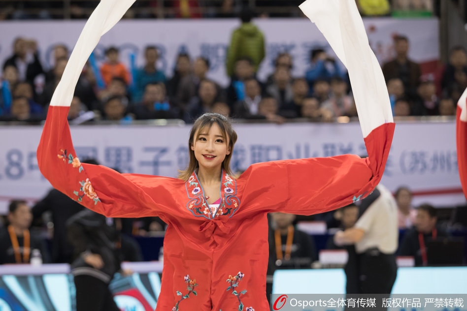 篮球宝贝们整齐列队,同时向上抛甩红色长袖,袖带如火焰般升腾,气势震撼全场