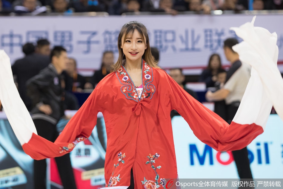 一位篮球宝贝面带自信微笑,侧身扬袖,长袖在空中舒展开来,露出袖里精致的梅花刺绣