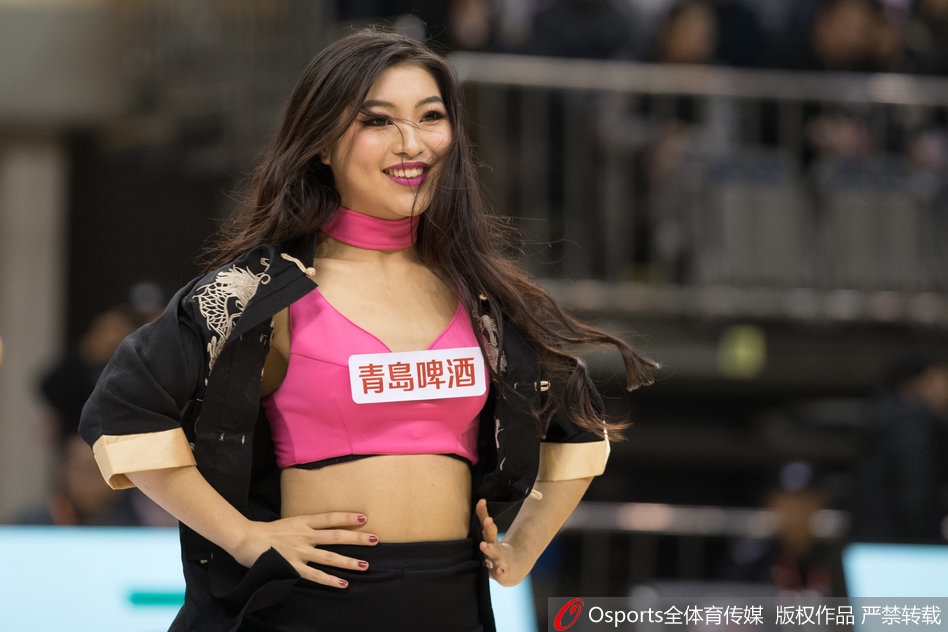 宝贝奋力跃起,两条长袖在身后高高飘起,配合空中的定格姿态,犹如敦煌壁画中的飞天