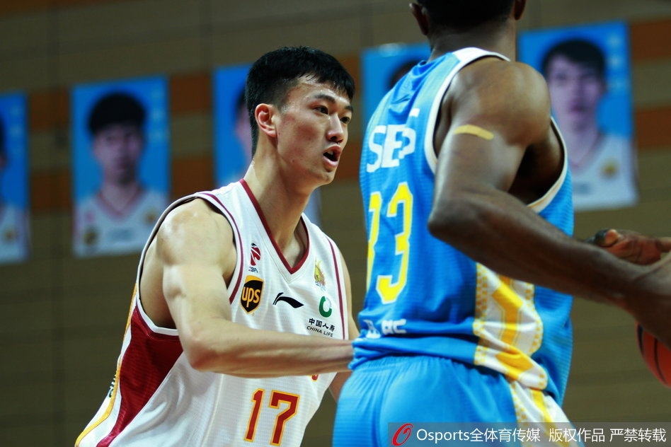 浙江队外援索尼-威姆斯在快攻中接队友传球，无视防守人，高高跃起上演双手暴力扣篮，这记扣篮彻底吹响了主队下半场反攻的号角。