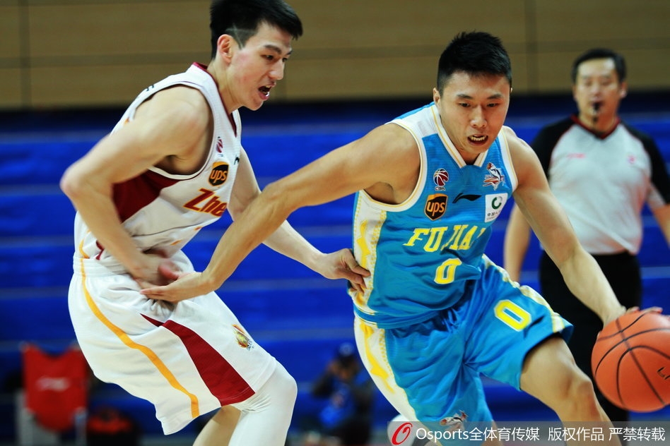 福建中锋王哲林面对浙江队多人包夹，依然强行起身试图投篮，虽然身处逆境，但他全场比赛拼尽全力，展现了内线支柱的风采。