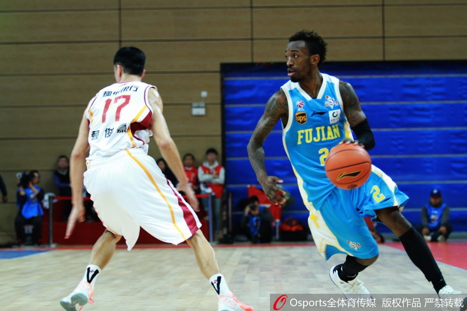 浙江本土核心吴前在福建队严密防守下，冷静地出手远投三分，皮球空心入网的瞬间，他紧握拳头，眼神中透露出一股舍我其谁的霸气。