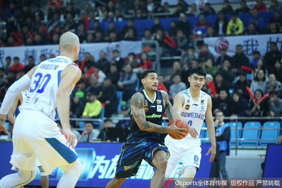 广东外援尼克尔森迎着防守强行暴扣,隔人劈扣气势如虹,点燃替补席激情