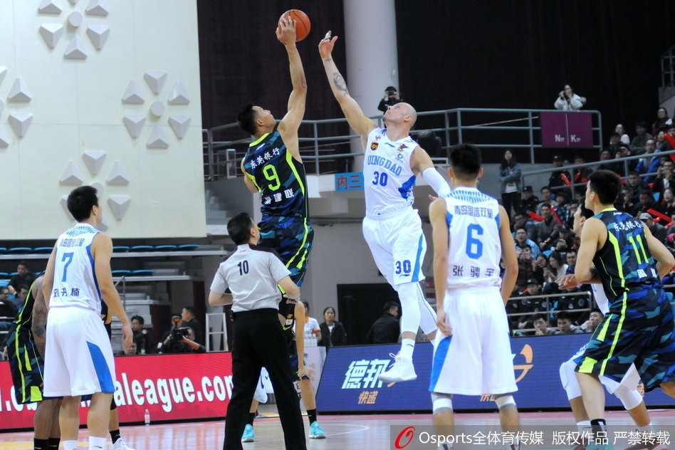 周鹏底角接球稳稳出手,三分精准命中空心入网,为广东队末节反扑吹响号角