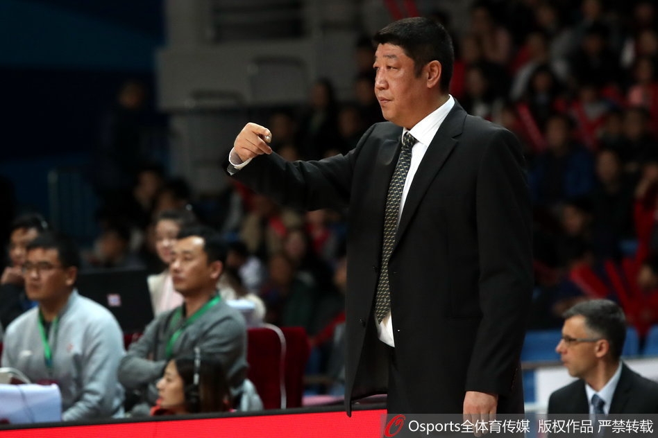 希克森在内线翻江倒海，面对新疆队的双人包夹依然强硬起跳，双手暴扣得分，彻底统治了禁区。