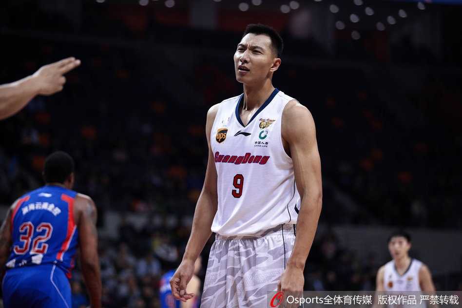 队长周鹏在三分线外接到队友传球，面对扑防而来的天津球员，他眼神坚毅，没有丝毫犹豫，手起刀落，篮球划出一道美妙的弧线空心入网，这一球也彻底浇灭了对手第二节的反扑气焰。