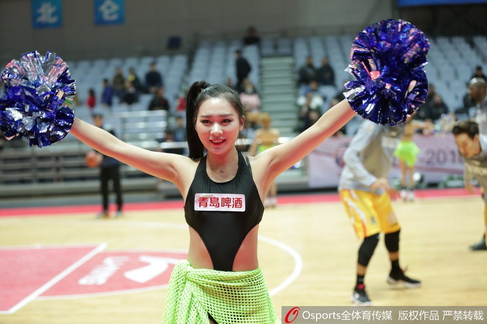 镜头拉近，领舞的宝贝露出甜美自信的微笑，即使在比赛落后的压力下，她的每一个定点动作依然充满力量感，将那份不服输的劲头通过舞蹈传递给场上的球员