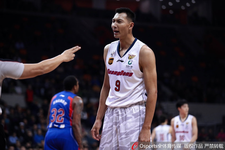 在一次激烈的篮板球争抢中，易建联落地时不慎踩到霍尔曼的脚面，表情痛苦地在队友的搀扶下离场。这一突发状况让全场球迷的心都揪了起来，也为比赛的走势增添了一丝悬念。