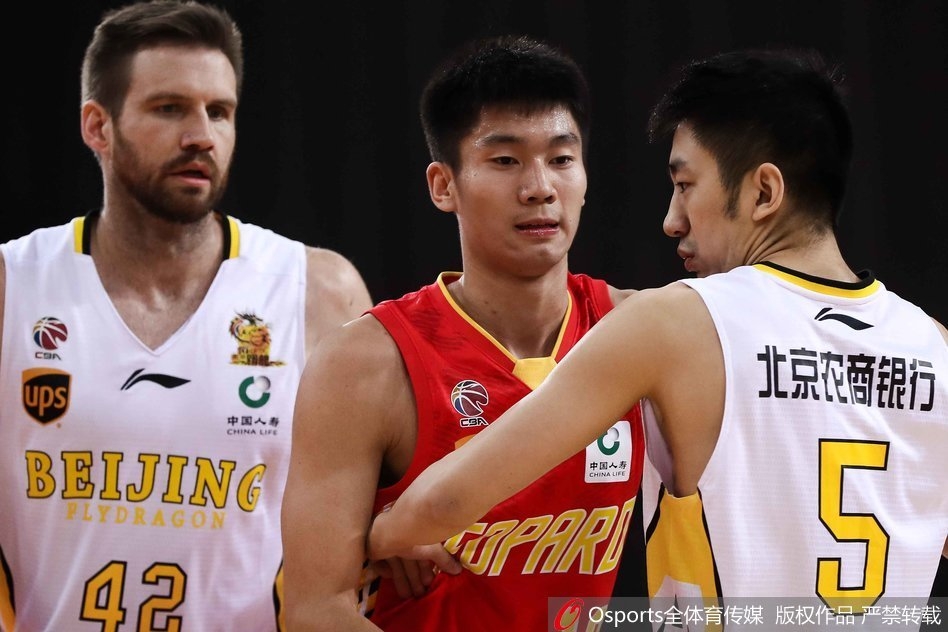 面对防守悍将的长臂干扰，马布里依然冷静地观察着队友跑位，仿佛整个球场都在他的运球节奏之中