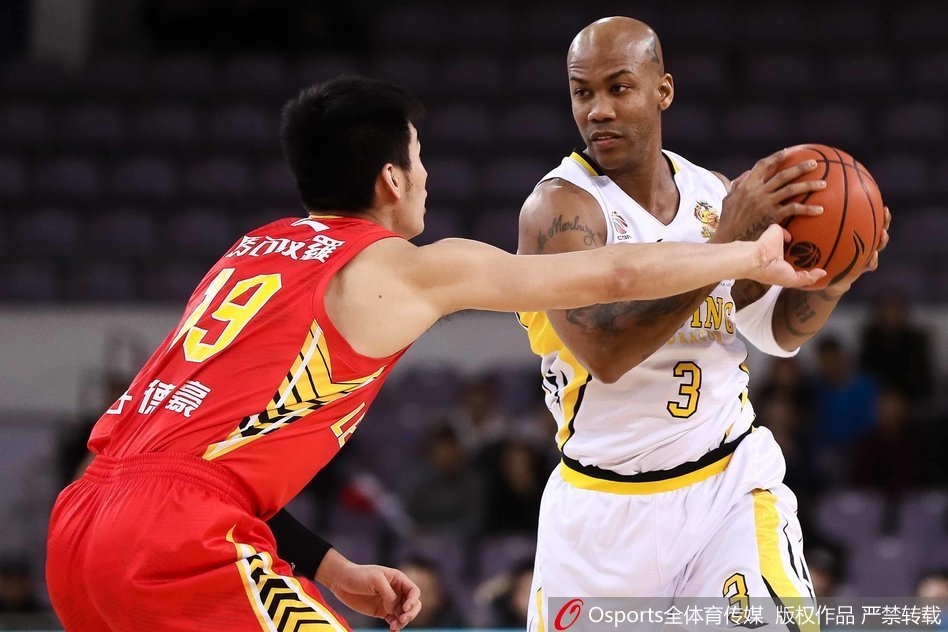 兰多夫在深圳队多人包夹之下强行起跳，篮球在空中划出完美弧线，眼神里满是不屈的斗志