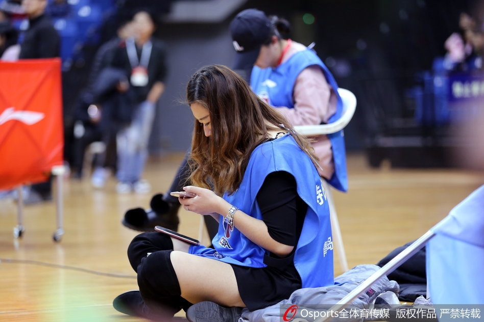 在动感的音乐和闪烁的灯光下，青岛啦啦队宝贝们摆出富有力量感的舞蹈造型，她们热情四射的表演成功吸引了全场目光，成为激烈比赛间歇最亮眼的视觉焦点。