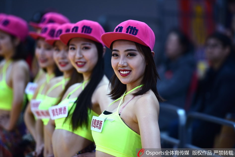 天津篮球宝贝在暂停时段快速入场站位，准备为现场观众带来精心编排的热舞表演，展现职业啦啦队的专业素养