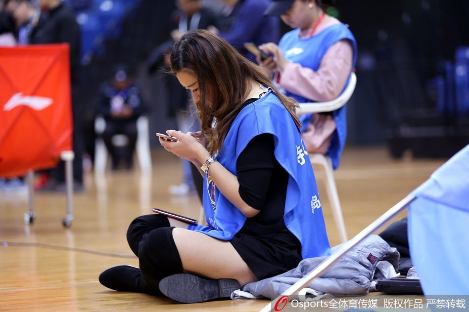 比赛结束后，青岛啦啦队的几位成员依然留在场边，她们互相整理着演出服装，脸上带着完成表演后的轻松与喜悦。赛场灯光渐暗，她们的笑容却依旧灿烂。