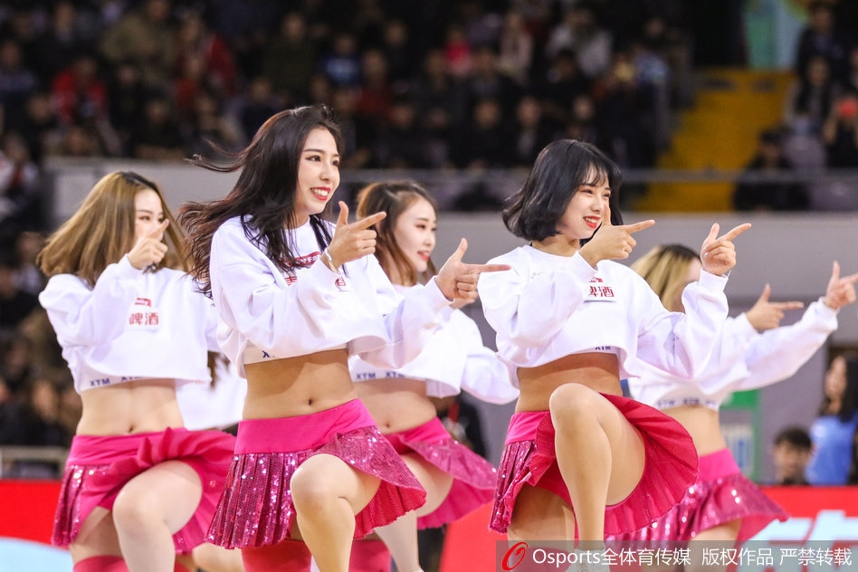 镜头捕捉到篮球宝贝们灵动的一瞬，她们高扎马尾，随着强劲的鼓点甩动秀发，青春活力在聚光灯下肆意挥洒。