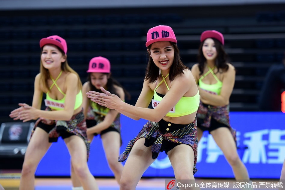 从侧面视角捕捉到的篮球宝贝舞动瞬间，飞扬的发丝与自信的侧颜彰显出赛场边的青春能量与无限激情