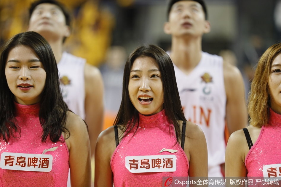 篮球宝贝们整齐划一抬起长腿，动作干净利落，展现出青春无敌的活力与专业素养