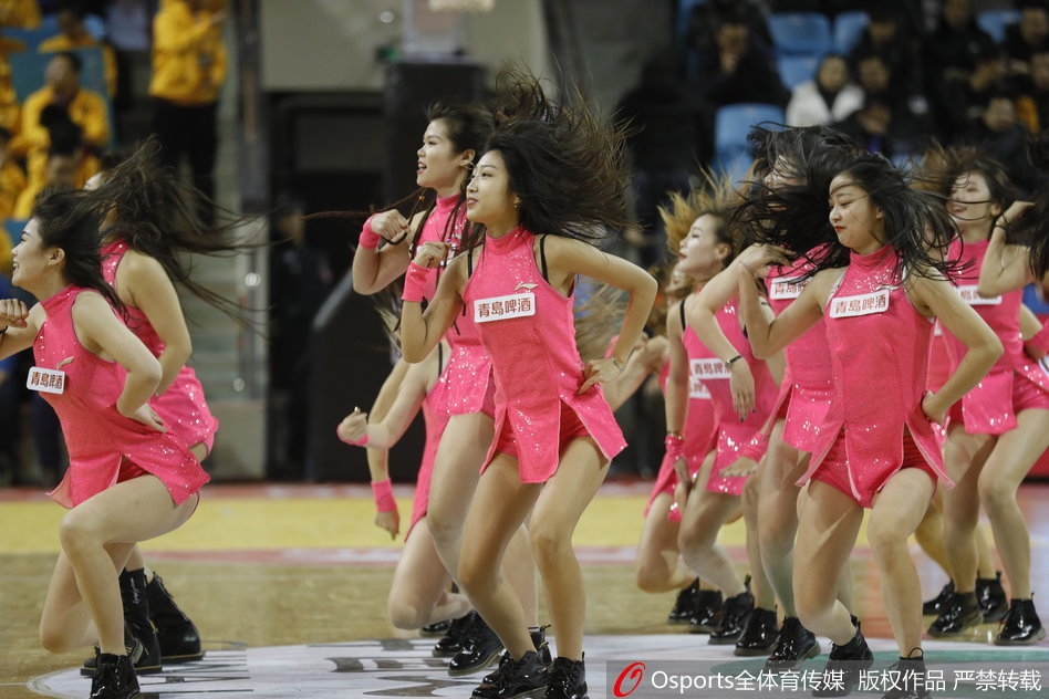 舞蹈结束后，宝贝们面向观众挥手致意，挺拔的身姿和自信的笑容成为球场最靓丽的风景线