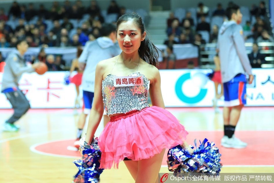 全队宝贝集体定格造型，高举双臂比出胜利手势，青春风暴席卷赛场，成为北仑之夜最美注脚