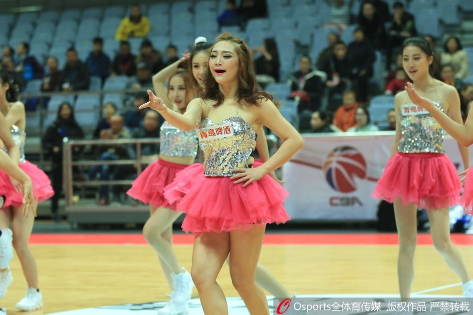 赛后谢幕环节，宝贝们与吉祥物击掌互动，灿烂的笑容比手中的花球更加耀眼夺目