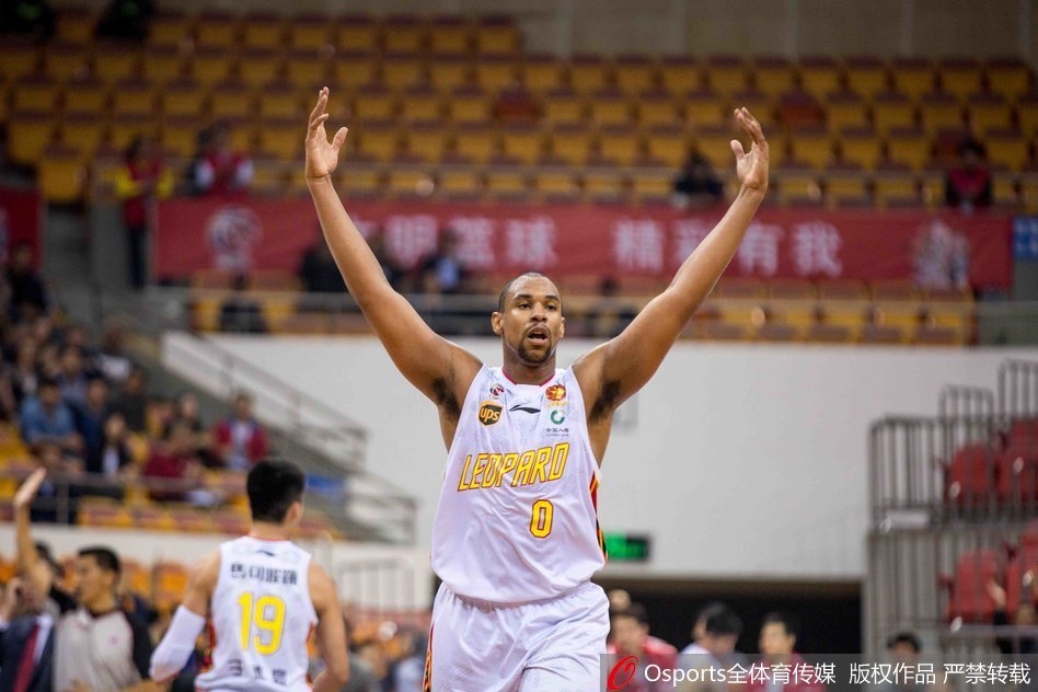 深圳外援萨林杰在福建队员的严密防守下强行起跳,篮球应声入网,瞬间点燃全场激情。