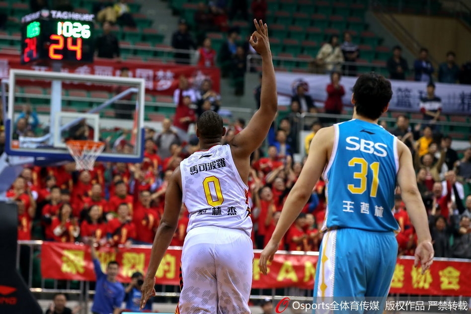 加时赛关键时刻,顾全面对紧逼防守毫不手软,突破上篮打成致命二加一,怒吼庆祝霸气尽显。