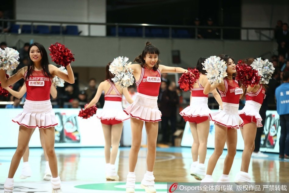 北京首钢篮球宝贝身着靓丽队服，在赛场中央整齐列队，她们灿烂的笑容如同冬日暖阳，瞬间点燃了全场观众的激情。