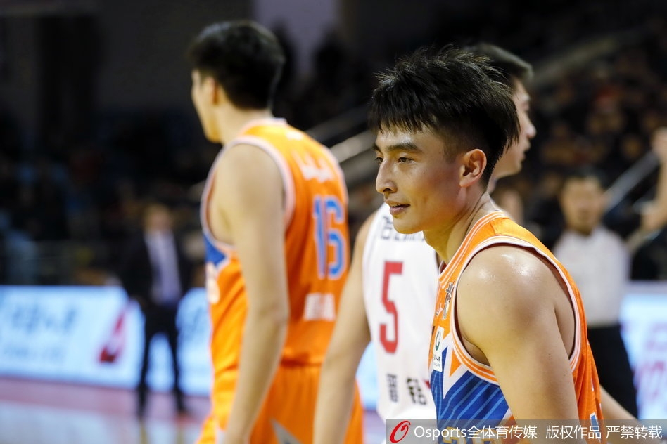 吉林外援持球强行突破，上海队两名防守球员形成合围，场上火花四溅