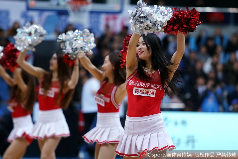 从另一个角度捕捉到的倒立瞬间，篮球宝贝的身体线条展现出力量与柔韧的完美平衡，背景中模糊的观众席和赛场灯光，共同营造出热烈的比赛氛围。