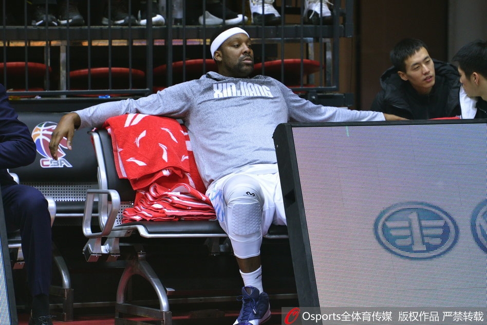 马布里身披北控战袍，与身穿新疆队服的布拉切在球场中圈相遇，两人脸上洋溢着久别重逢的笑容，双手紧紧握在一起。