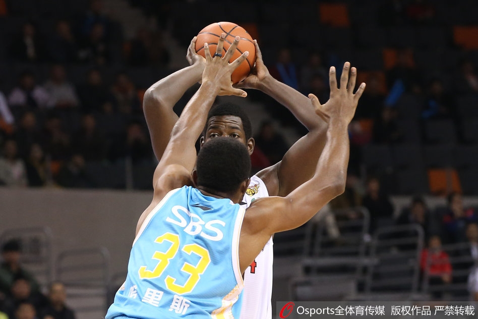 福建外援史密斯在严密包夹下强行突破,尽管广东队三名球员围追堵截,他依然奋力将球抛向篮筐,展现了极强个人能力和不服输的斗志。